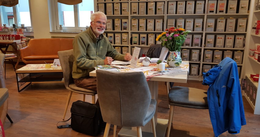 Für die Grüne Stunde ist ein Tisch in der Tee- und Kaffeestube am Werther Tor reserviert