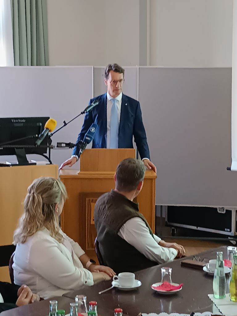 Hendrik Wüst spricht zu Verwaltung und Kommunalpolitik in BAM