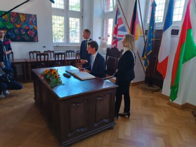 NRW-Ministerpräsident Hendrik Wüst trägt sich in das Goldene Buch der Stadt ein