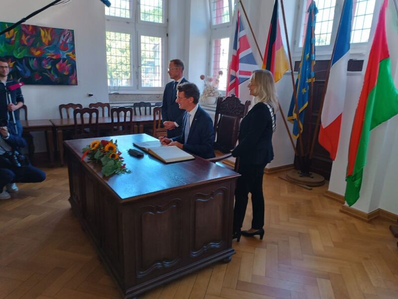 NRW-Ministerpräsident Hendrik Wüst trägt sich in das Goldene Buch der Stadt ein