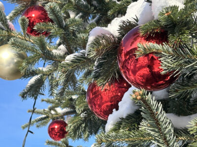 Ausschnitt Weihnachstbaum mit Kugeln und Schnee
